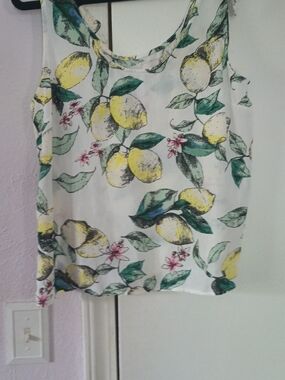 White Lemon Print Sleeveless Women’s Top